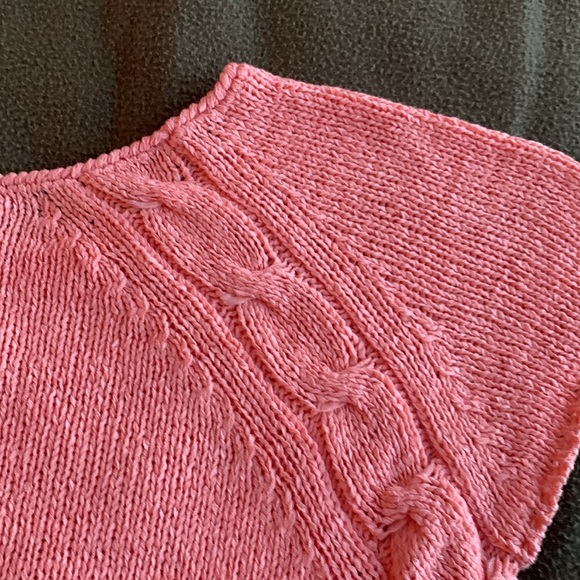 August Silk pink short sleeve sweater with sleeves de slits. Size medium - Picture 9 of 9